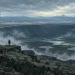 Death Stranding Isolations: paisaje desolado con un enorme cráter y una figura lejana de espaldas en animación 2D