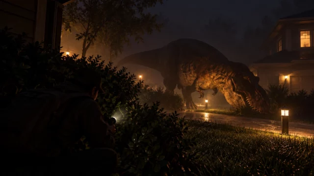 Ladrón oculto tras un seto con linterna mientras un tiranosaurio acecha entre casas de lujo en este terror con dinosaurios